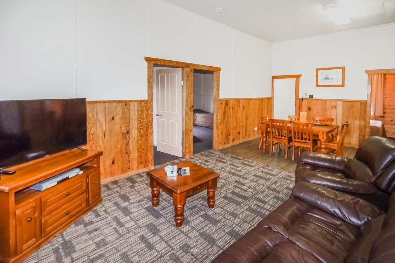 Motel Black Gold